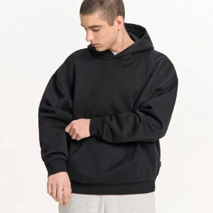 Cropp - Czarna bluza boxy z kapturem - czarny