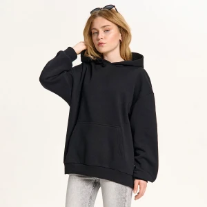 Cropp - Czarna bluza hoodie z astrologicznym motywem - czarny