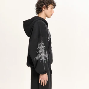Cropp - Czarna bluza hoodie z gotyckim motywem - czarny