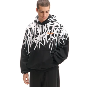 Cropp - Czarna bluza hoodie z grafficiarskim nadrukiem - czarny