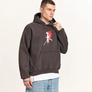 Cropp - Czarna bluza hoodie z motywem samuraja - czerwony