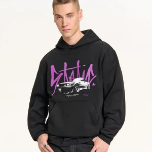 Cropp - Czarna bluza hoodie z nadrukiem auta - czarny