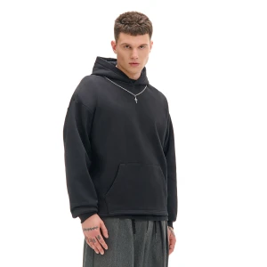 Cropp - Czarna bluza hoodie z naszyjnikiem - czarny