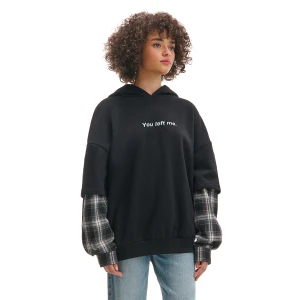 Cropp - Czarna bluza hoodie z rękawami w kratę - czarny