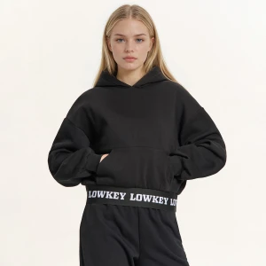 Cropp - Czarna bluza hoodie z tekstowym nadrukiem - czarny