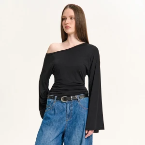 Cropp - Czarna bluzka oversize z opadającym ramieniem - czarny