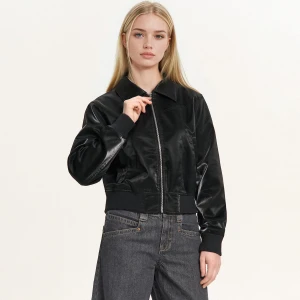 Cropp - Czarna bomberka z imitacji skóry - czarny
