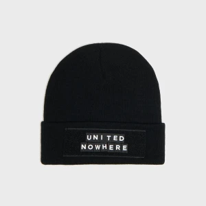 Cropp - Czarna czapka beanie z literami - czarny