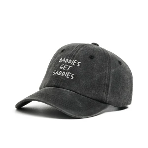 Cropp - Czarna czapka z daszkiem i haftem - czarny