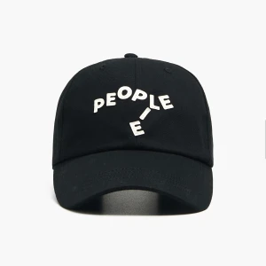 Cropp - Czarna czapka z daszkiem i haftem - czarny