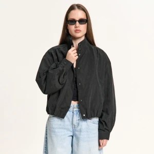 Cropp - Czarna gładka bomberka oversize - czarny