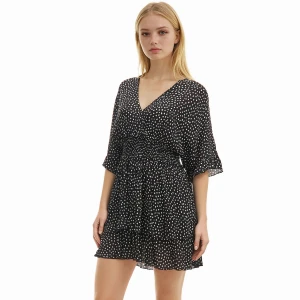 Cropp - Czarna kopertowa sukienka w groszki - czarny
