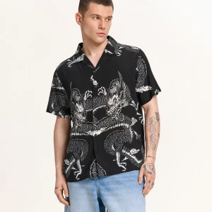 Cropp - Czarna koszula z nadrukiem smoka - czarny