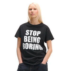 Cropp - Czarna koszulka oversize z kontrastowym sloganem - czarny