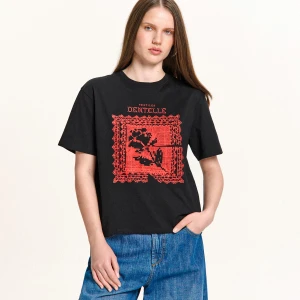 Cropp - Czarna koszulka z czerwonym haftem - czarny