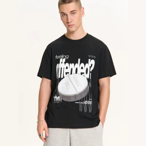 Cropp - Czarna koszulka z kontrastowym nadrukiem - czarny