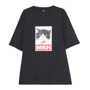 Cropp - Czarna koszulka z kotem MEH - czarny