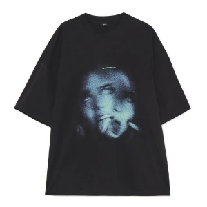 Cropp - Czarna koszulka z motywem twarzy - czarny