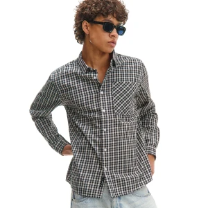 Cropp - Czarna kraciasta koszula z kieszenią - czarny