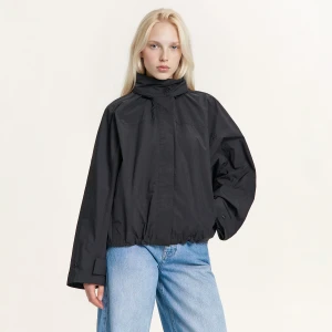 Cropp - Czarna kurtka anorak z kapturem - czarny