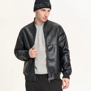 Cropp - Czarna kurtka bomber z imitacji skóry - czarny