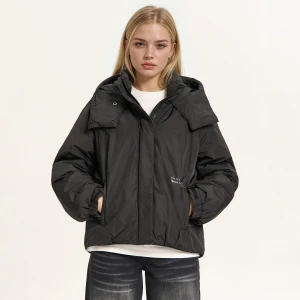 Cropp - Czarna kurtka bomber ze sloganem - czarny