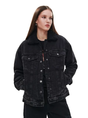 Cropp - Czarna kurtka jeansowa sherpa - Czarny