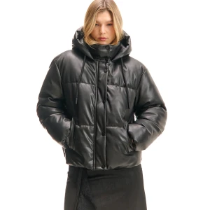 Cropp - Czarna kurtka puffer z imitacji skóry - czarny