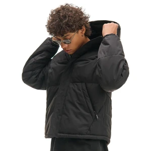 Cropp - Czarna kurtka puffer z kapturem - czarny