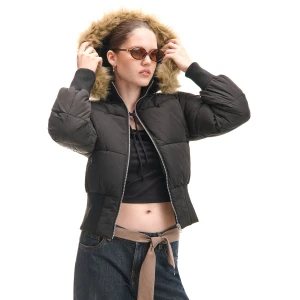 Cropp - Czarna kurtka puffer z odpinanym kapturem - czarny