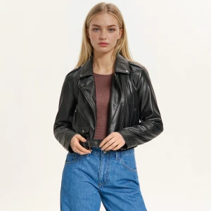 Cropp - Czarna kurtka z imitacji skóry - czarny