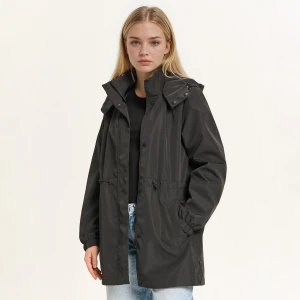 Cropp - Czarna parka z kapturem i regulacją - czarny