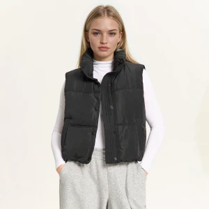 Cropp - Czarna pikowana kamizelka na napy - czarny