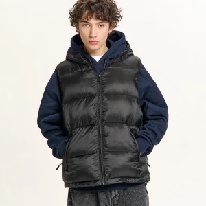 Cropp - Czarna pikowana kamizelka z kapturem - czarny