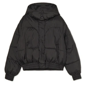 Cropp - Czarna pikowana kurtka puffer z kapturem - czarny
