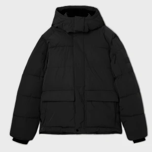Cropp - Czarna pikowana kurtka puffer z kapturem - czarny