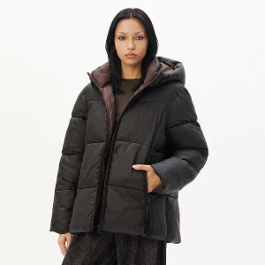 Cropp - Czarna pikowana kurtka puffer z kapturem - czarny