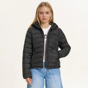 Cropp - Czarna pikowana kurtka z kapturem - czarny