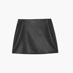 Cropp - Czarna spódnica mini z imitacji skóry - czarny