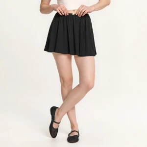 Cropp - Czarna spódnica mini z naszywką róży - czarny