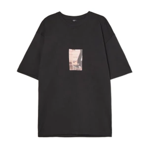 Cropp - Czarna T-shirt z motywem relaksu - szary