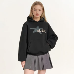 Zdjęcie produktu Cropp - Czarne bluza boxy hoodie z nadrukiem - czarny