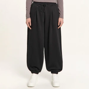 Zdjęcie produktu Cropp - Czarne dresowe joggery basic z dzianiny heavy weight - czarny