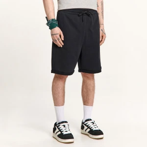 Cropp - Czarne dresowe spodenki z podwiniętą nogawką - czarny