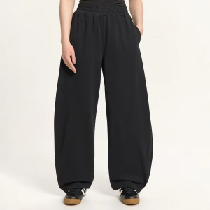 Cropp - Czarne dresy barrel - czarny