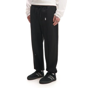 Cropp - Czarne dresy z drobnym nadrukiem - czarny