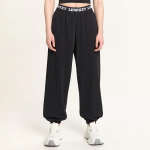 Cropp - Czarne dresy z tekstowym nadrukiem - czarny