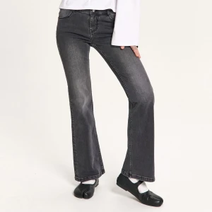 Cropp - Czarne jeansy bootcut z efektem sprania - czarny