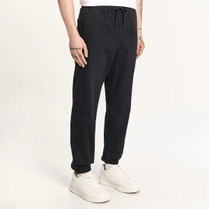 Cropp - Czarne jeansy jogger - czarny