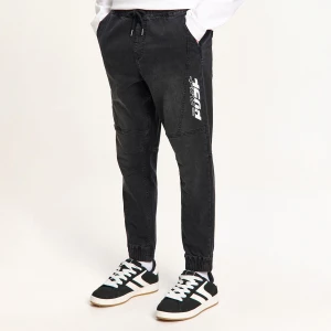 Cropp - Czarne jeansy joggery z napisem - czarny